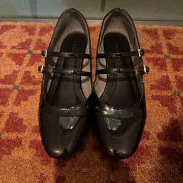 ADAM ET ROPE 블랙 에나멜 스트랩 펌프스