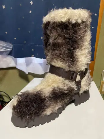 LILY BROWN 릴리 브라운 하네스 스트랩 퍼 부츠