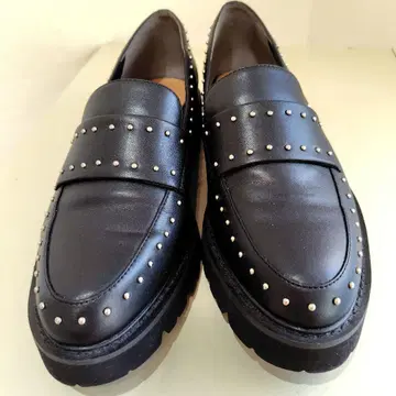여성용 스터드 신발 23.5cm 새상품급