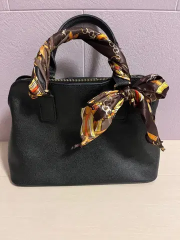 스카프 포함 블랙 핸드백