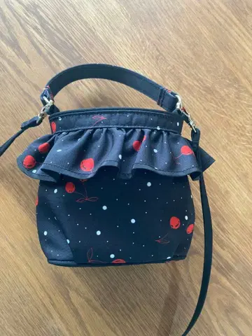세츠코 사지테일 피그 체리 프릴 장식 블랙 베이스 빨간색 도트 숄더백