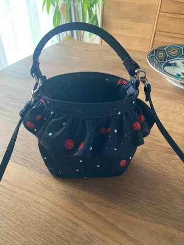 세츠코 사지테일 피그 체리 프릴 장식 블랙 베이스 빨간색 도트 숄더백