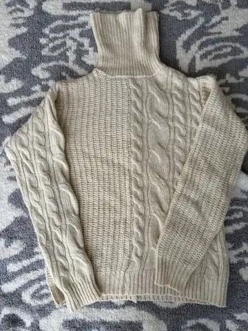 케이블 짜임 좌우 절개 니트 터틀넥 스웨터 아이보리