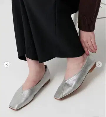 BEAUTY AND YOUTH 실버 펌프스