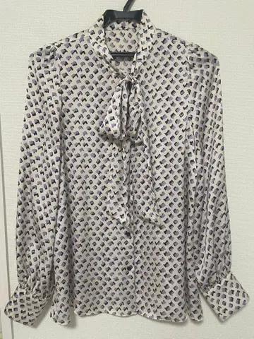 리본 포함 긴팔 셔츠 화이트 보라색 블랙 패턴