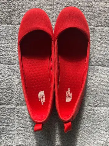 THE NORTH FACE 레드 플랫슈즈