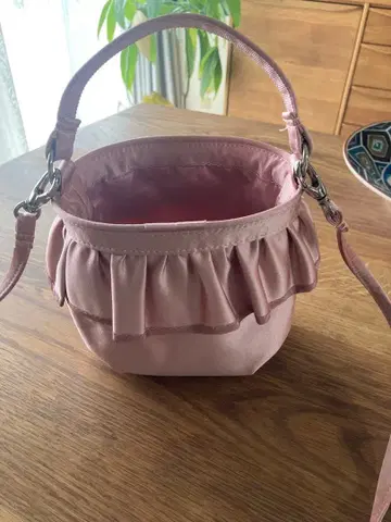 세츠코 사지테일 피그 새틴 핑크 프릴 숄더백