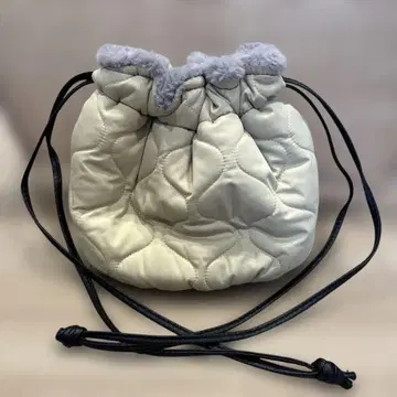 크림색 퀼팅 백