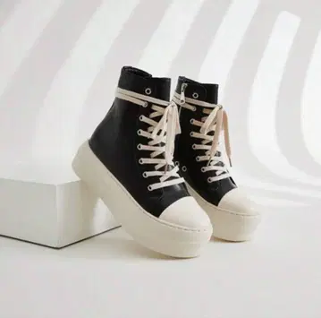 통굽 하이컷 스니커즈 블랙과 화이트