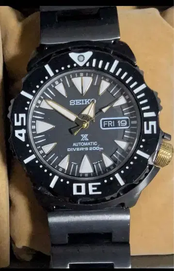 세이코 블랙몬스터 블랙 블랙 골드