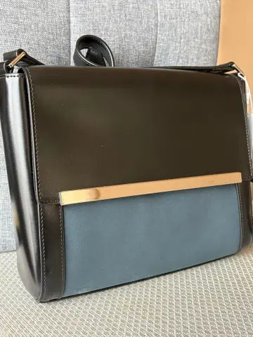 플랩식 숄더백 블랙과 블루