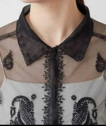 개럴개런트 정가 33000엔 튤 자수 블라우스