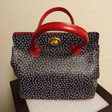 일본 의류용 백 네이비와 빨간색 꽃무늬