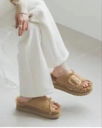 MOHI 퍼 포함 베이지 컴포트 샌들