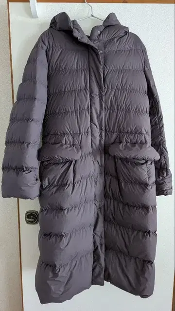 유니클로 +J 울트라 라이트 다운 사이즈 L 다크 퍼플