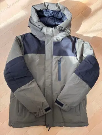 방한 충전솜 두꺼운 자켓 L 사이즈 눈에 띄는 얼룩 없음