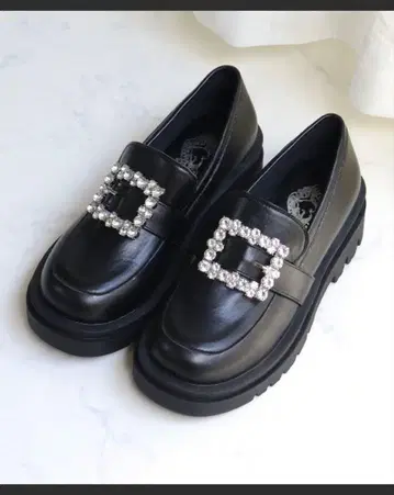 비쥬 장식 블랙 로퍼