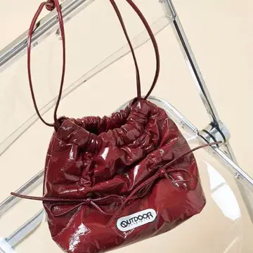 OUTDOOR PRODUCTS 에나멜 리본 드로잉 백 레드