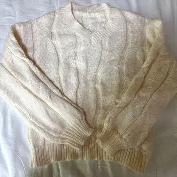 크림색 케이블 니트 V넥 스웨터