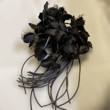 Eclat 블랙 플라워 브로치