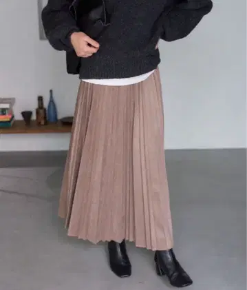 미사용 새상품 TRIANGLE PALETTE 분또 스웨이드 플리츠 스커트