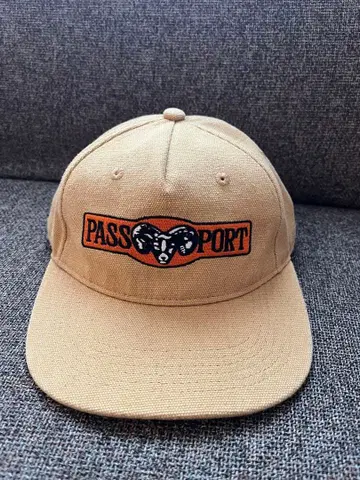 PASS PORT 로고 자수 캡 베이지