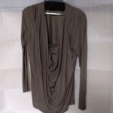 요건 레일 올리브 그린 드레이프 디자인 긴팔 상의