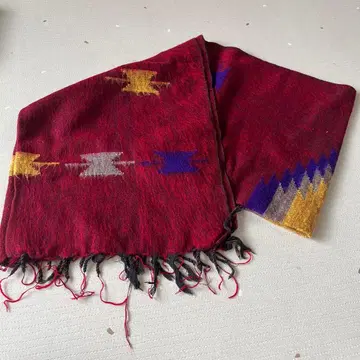 기하학 패턴의 빨간색 스톨