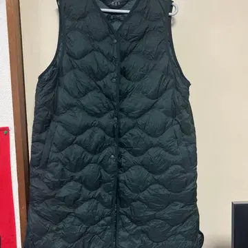 유니클로 울트라 라이트 다운 롱 베스트 다크 그린 XL