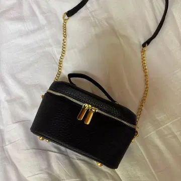 검은색 원통형 숄더백