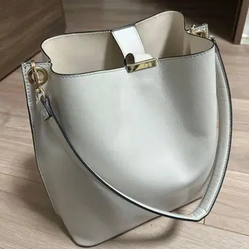 베이지 토트백 심플한 디자인 A4 서류 대응