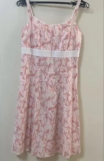 미사용 새상품 핑크 꽃무늬 무릎 기장 원피스 슬리브리스