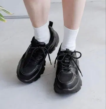 LOWRYSFARM 볼륨 스니커즈