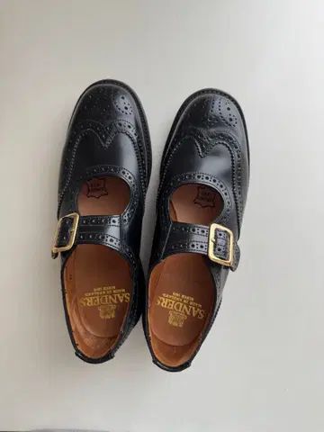 SANDERS 블랙 FEMALE PUNCHED