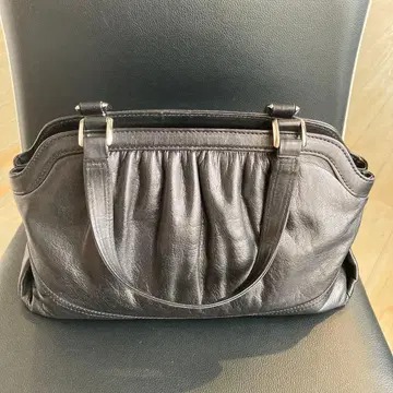 블랙 가죽 프릴 디자인 핸드백