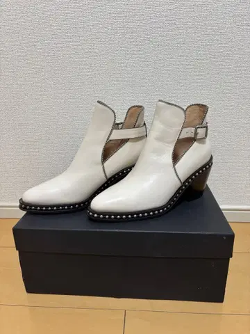 스터드 장식 화이트 가죽 앵클부츠