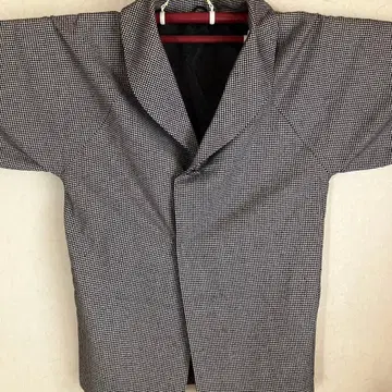 체크 무늬 겉옷 블랙과 화이트의 콤비네이션