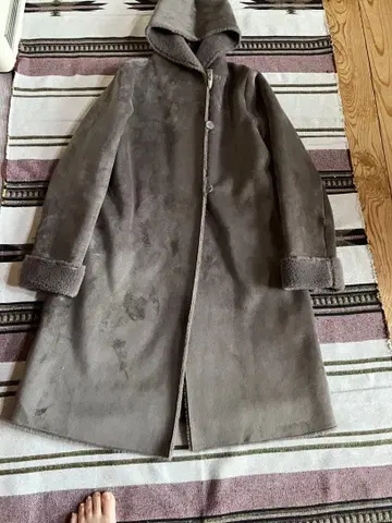 어반 리서치 그레이 후드 부착 무스탕 코트