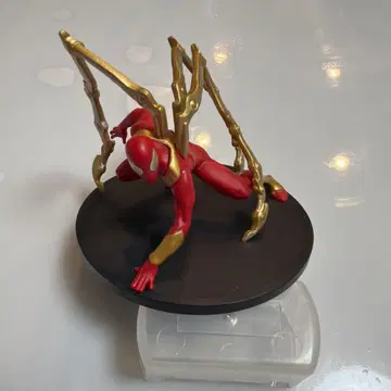 스파이더맨 액션 피규어 빨간색과 금색
