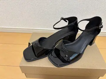 블랙 에나멜 오픈토 샌들