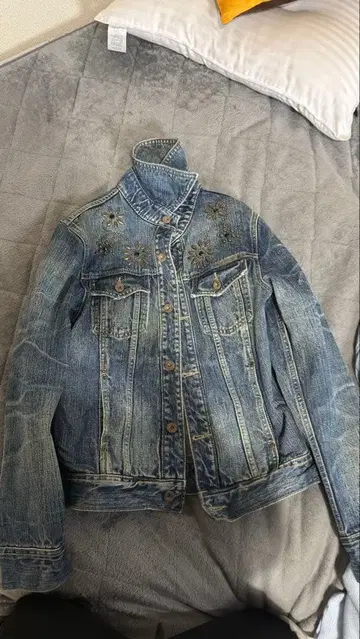 자수 디자인의 라이트 블루 데님 자켓