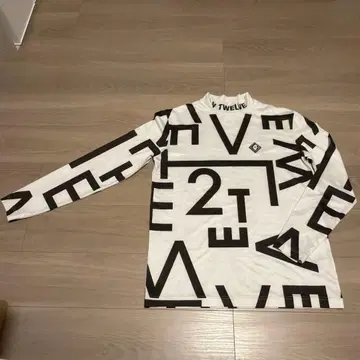 V12 화이트 모크넥 셔츠