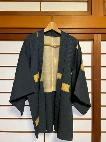 다크 네이비 x 그레이 겉옷 베이지 조임 무늬