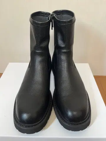블랙 가죽풍 지퍼 숏부츠