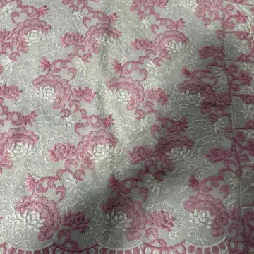 핑크와 화이트 꽃무늬 머플러