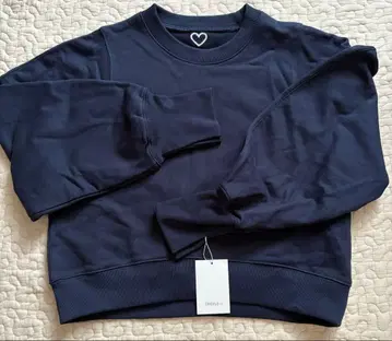 [ 택 포함 새상품 ] 네이비 하트 자수 맨투맨