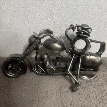 금속제 바이크와 개구리 아트 오브제