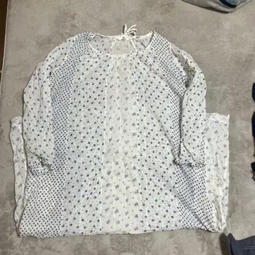 화이트 블루 꽃무늬 긴팔 티셔츠 원피스