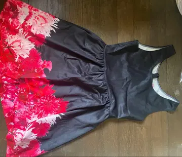 Tika 슬리브리스 원피스 S 블랙/레드