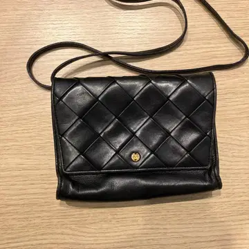 블랙 가죽 숄더백 퀼팅 디자인 미라 쇼인